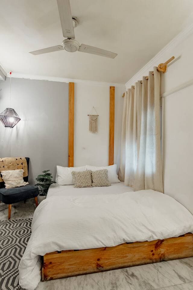 2BHK Oasis Near Hauz Khas Fort - Photo 2