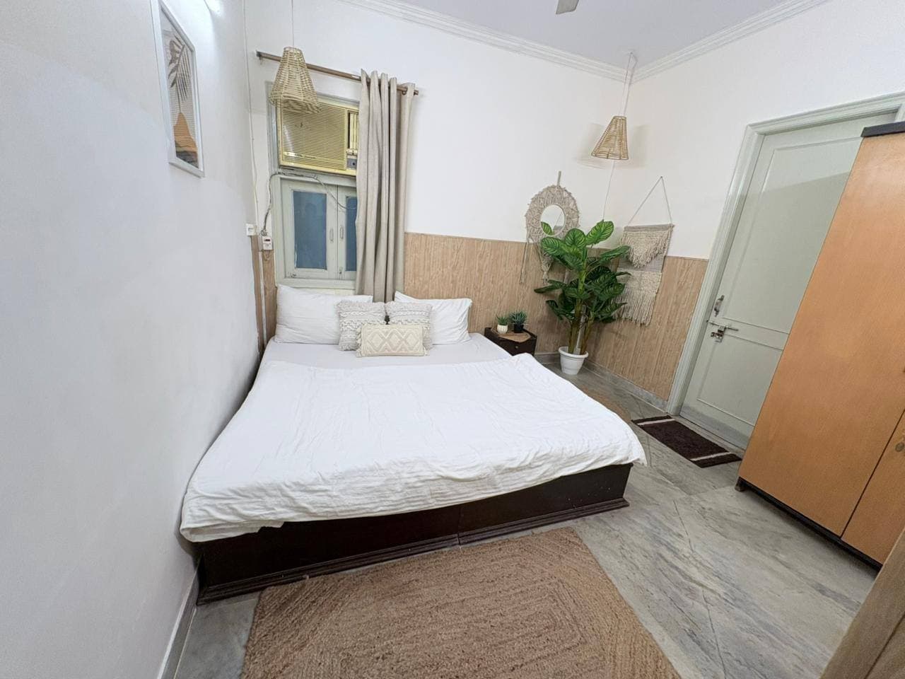 Stylish 3 BHK Close to Hauz Khas fort - Photo 2