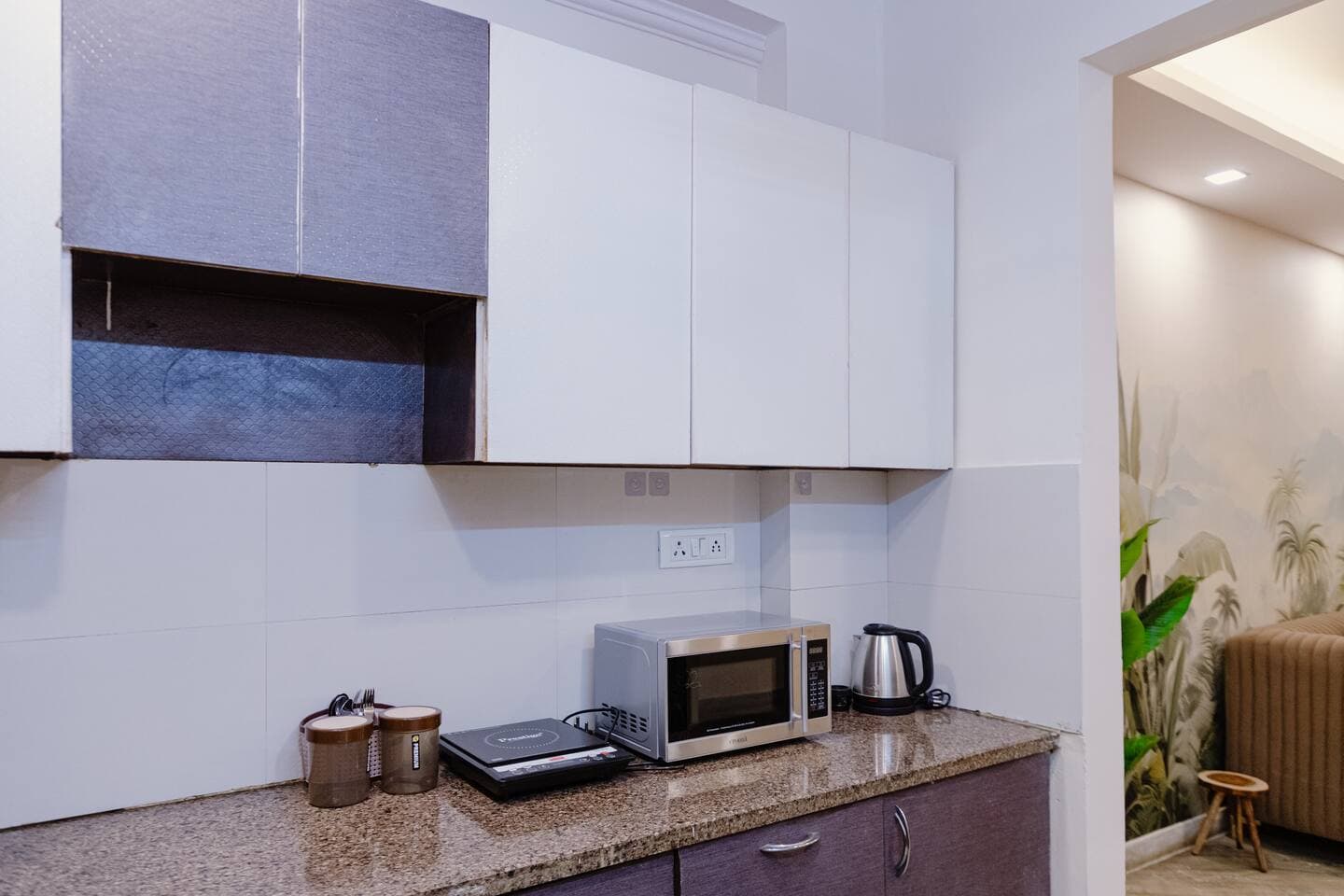 Vibrant 3BHK Oasis in Chhatarpur - Photo 3