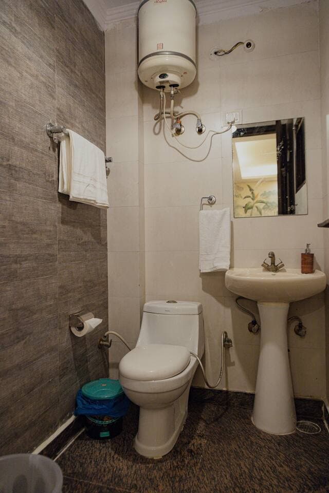 Vibrant 3BHK Oasis in Chhatarpur - Photo 5